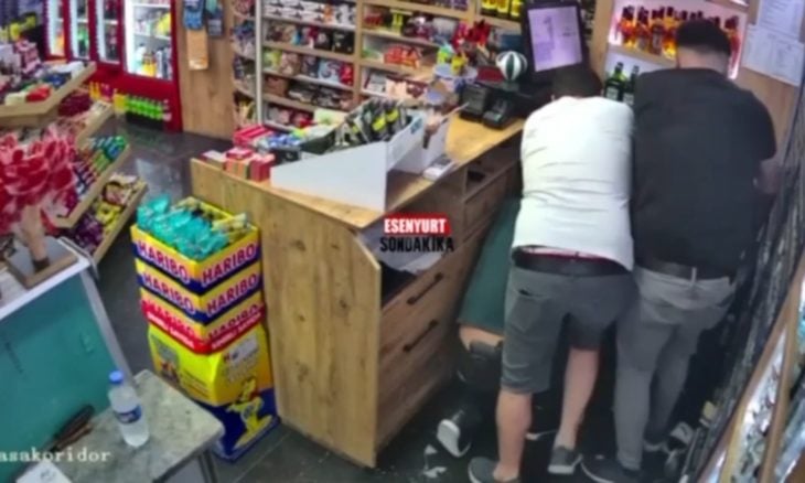 الفيديو ليس لـ أتراك يقتلون سورياً وعاملين معه في محل بقالة