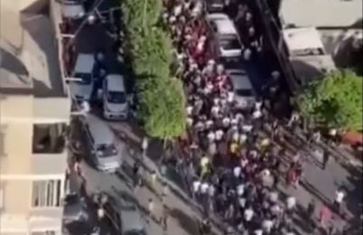 المقطع ليس لمظاهرات في حي ركن الدين الدمشقي ضد تردي الأوضاع المعيشية