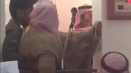 الفيديو يظهر إنزال خطيب مخالف في السعودية وليس لاعتقاله بسبب نصرة غزة مؤخراً