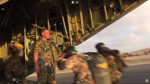 الفيديو قديم وليس لمشاهد من عملية إنزال مساعدات أردنية لأحد مستشفيات غزة