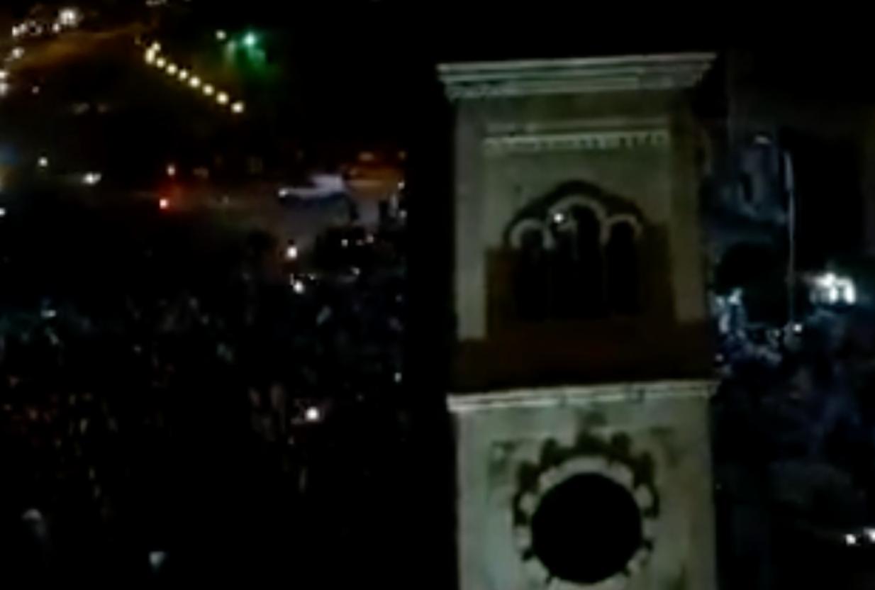 هذا التسجيل قديم وليس لخروج أهالي حماة بمظاهرة مؤخراً أحياءً لذكرى الثورة السورية