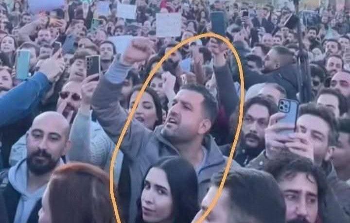 هذه الصورة لا تظهر مشاركة سجانة من معتقل صيدنايا بمظاهرة دمشق