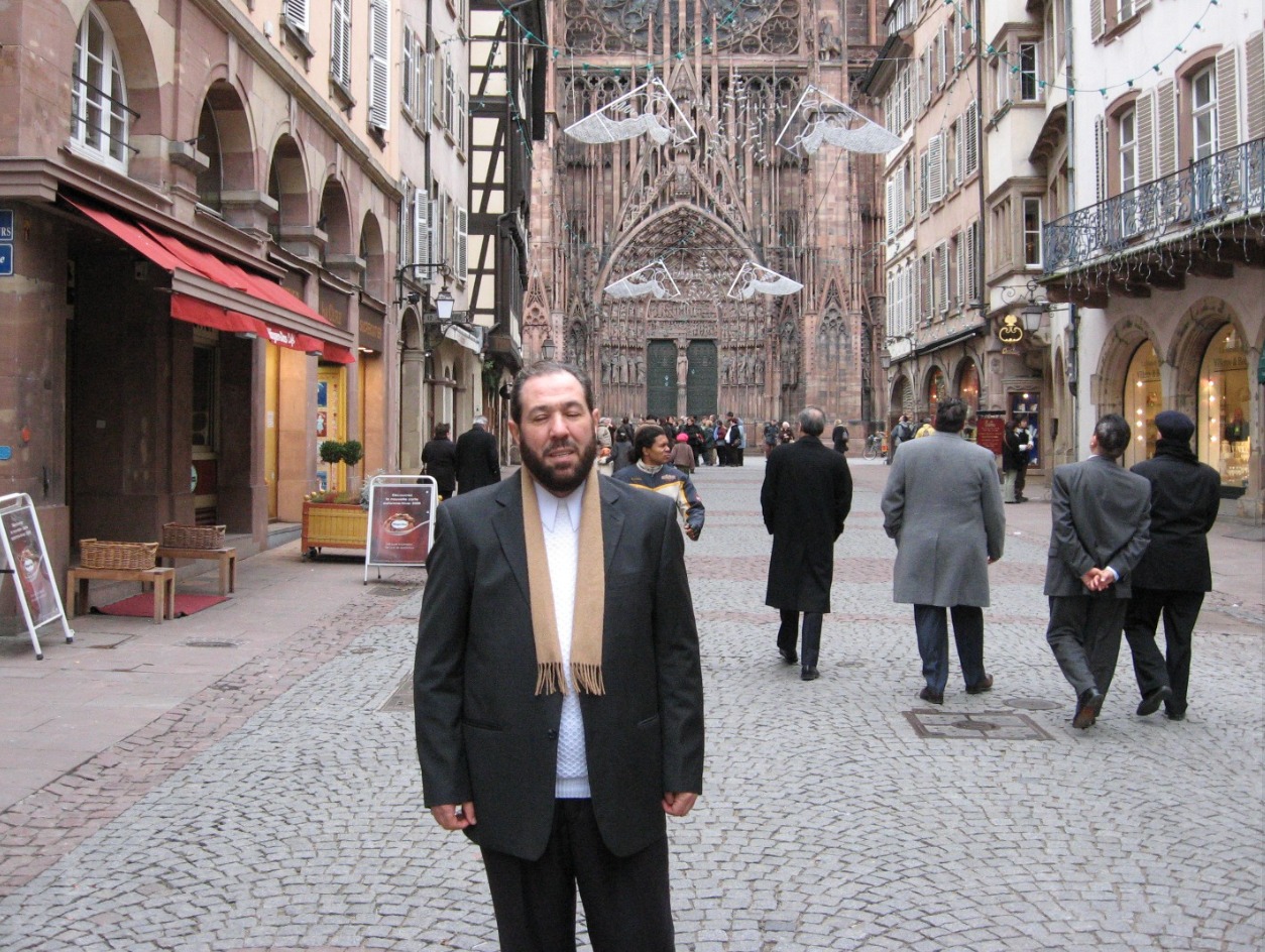 ما حقيقة لجوء أحمد حسون إلى فرنسا؟ القصة الكاملة وراء صوره في ستراسبورغ