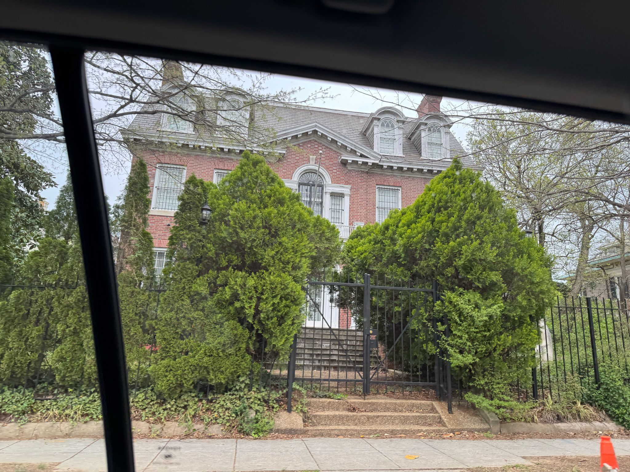 هل أمرت الولايات المتحدة السفارة السورية بإنزال العلم السوري الجديد؟