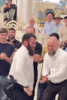 هذا المقطع لا يظهر مشاركة مقاتلين أجانب من الجيش السوري في حفل زفاف بدمشق