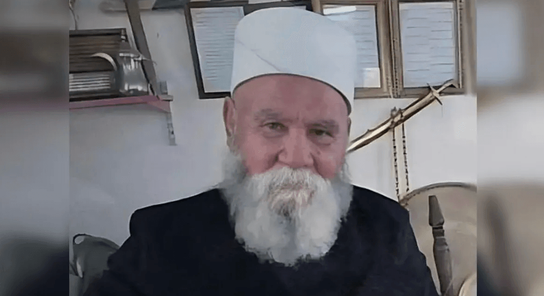 بعد انتشار مقطع يوثق حلق شاربه في منزله بالسويداء: هل توفي المسنّ الدرزي "مرهج شاهين"؟