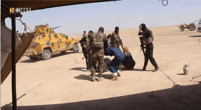 هذه اللقطات لا تُظهر اعتقال "قسد" أربعة من أبناء العشائر ارتبكوا انتهاكات ضد الدروز