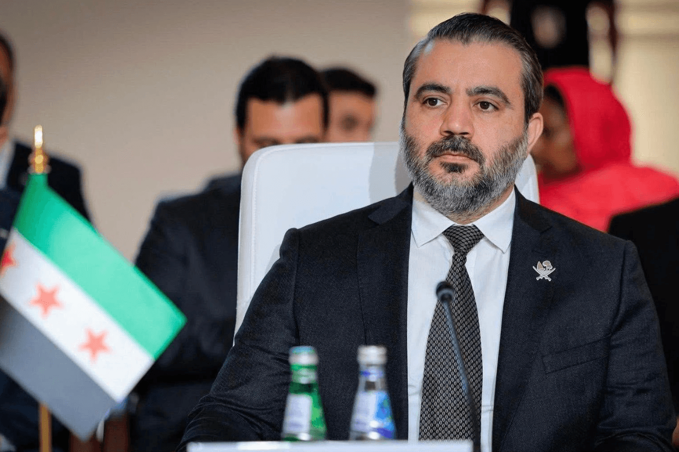 هل وضع "الشيباني" شعاراً على بدلته الرسمية تضامناً مع قطر؟