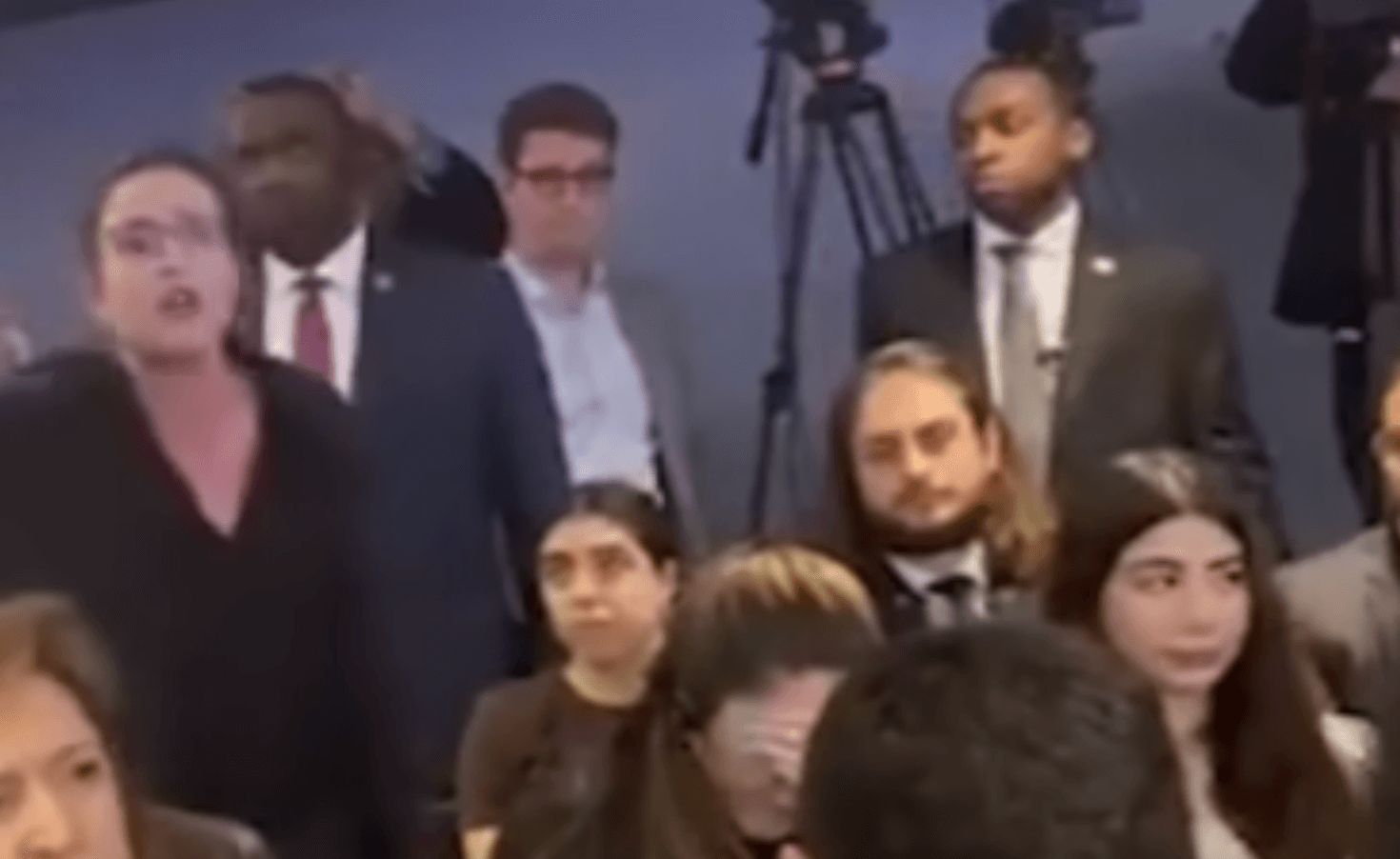 ما حقيقة فيديو "احتجاج أمريكية أمام الرئيس الشرع على اختطاف شقيقتها"؟