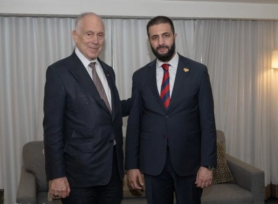 ما مدى دقة المزاعم حول أصول رونالد لاودر السورية ومواقفه من التوسعات الإسرائيلية على الأراضي السورية؟