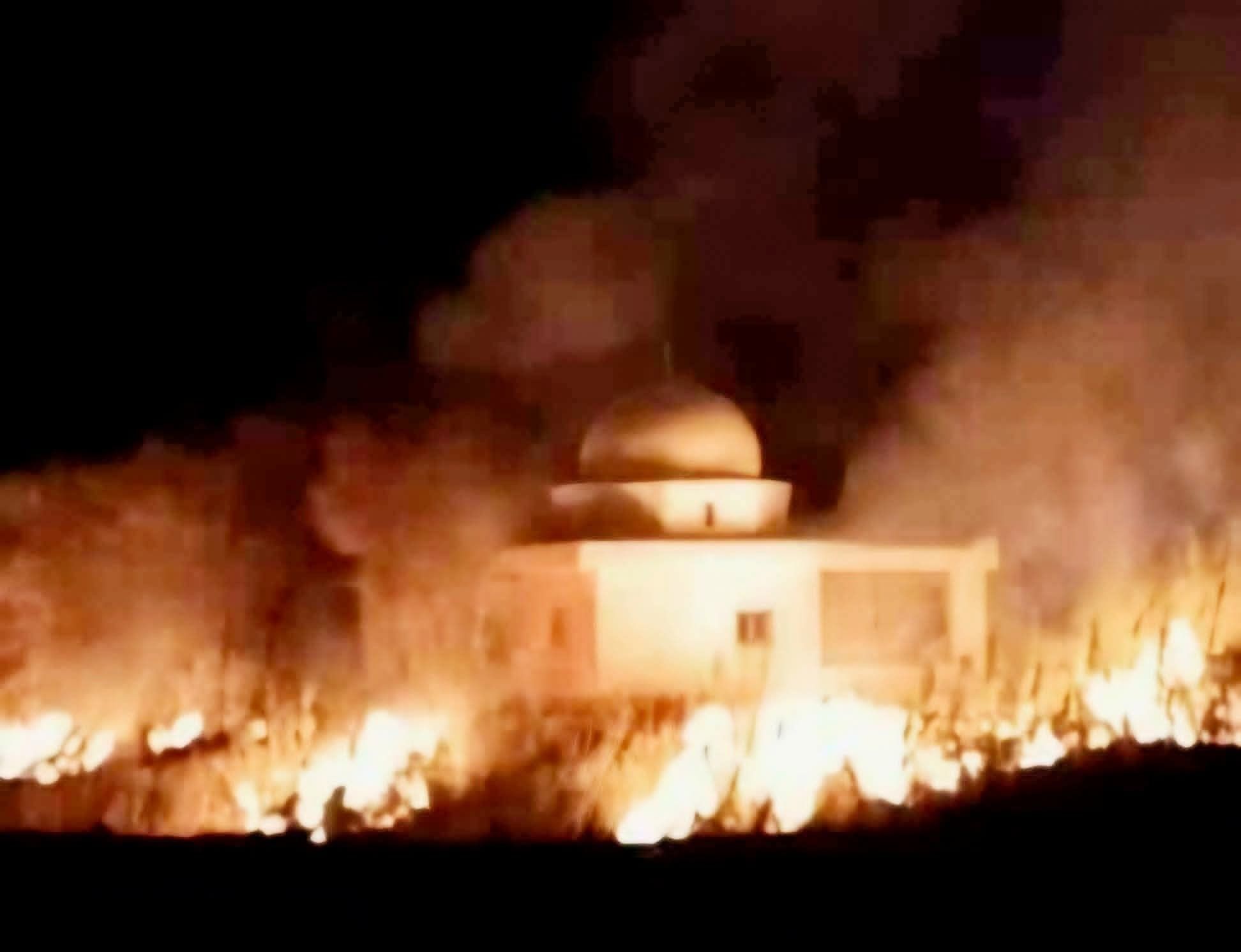 هل أُضرمت النار داخل مقام الشيخ محمد العجمي في حماة؟